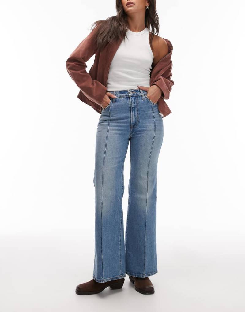 Levi's - Ribcage Bells - Ausgestellte Jeans in blauer Waschung mit hohem Bund von Levi's