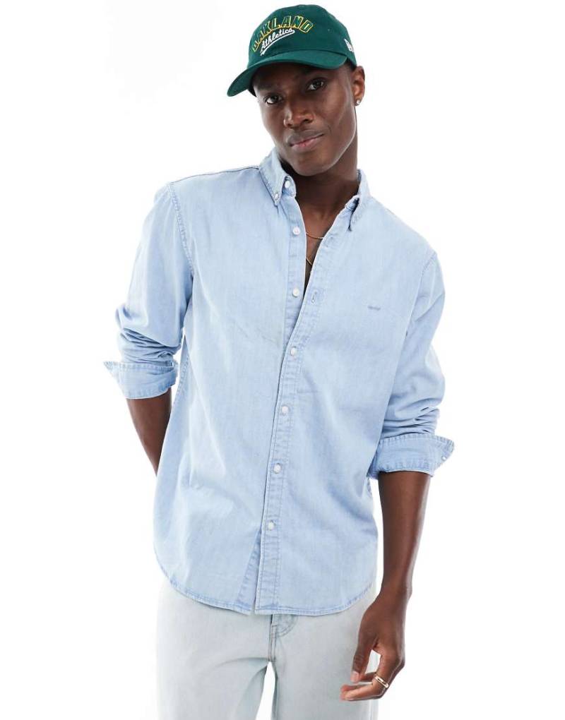 Levi's - Authentic - Jeans-Hemd in Hellblau mit gleichfarbigem Logo und Knopfleiste von Levi's