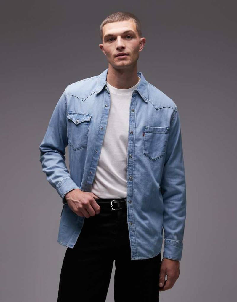 Levi's - Barstow - Jeanshemd im Westernstil in heller Waschung mit Nietendetails am Rücken-Blau von Levi's