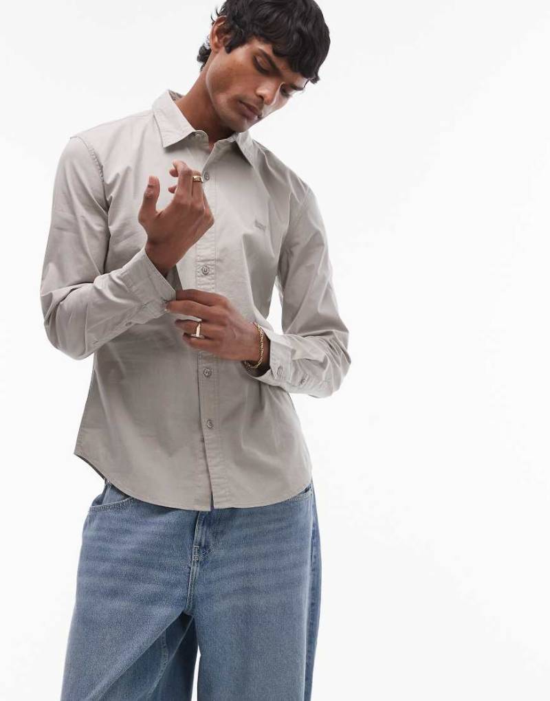 Levi's - Battery - Schmal geschnittenes, elastisches Popeline-Hemd in Grau mit Logo von Levi's