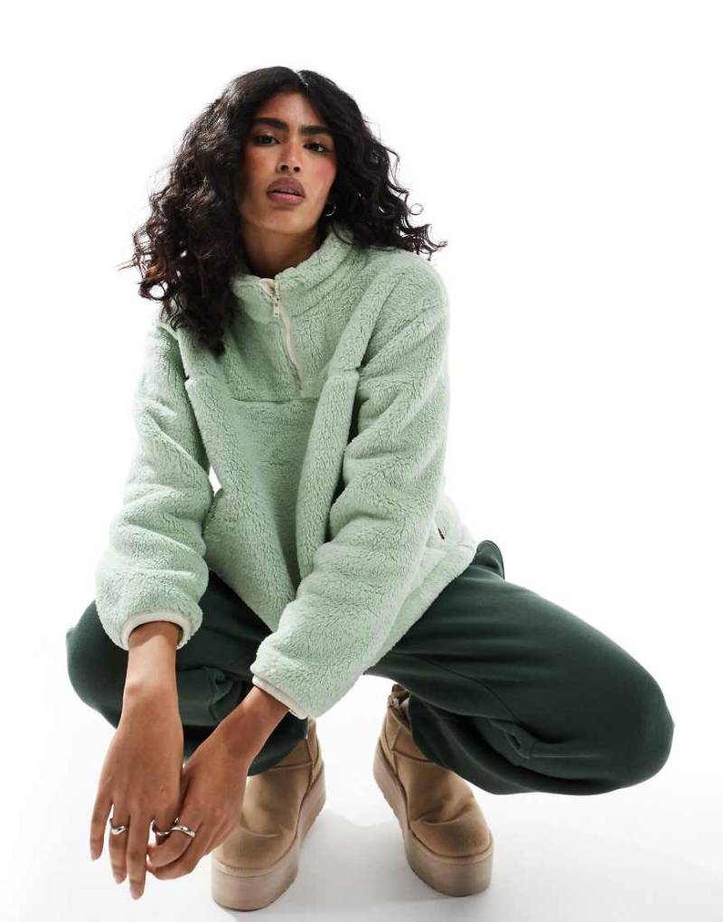Levi's - Canyon - Teddyfell-Sweatshirt in Grün mit kurzem Reißverschluss von Levi's