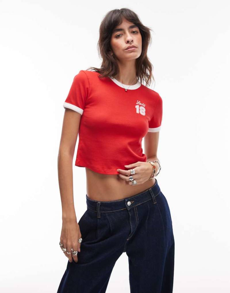 Levi's - Cropped Ringer-T-Shirt in Rot mit kleiner Grafik von Levi's