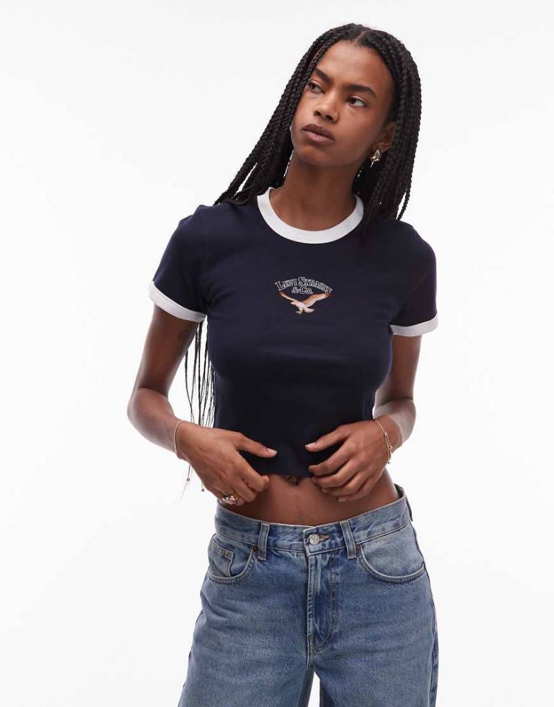 Levi's - Cropped T-Shirt in Marineblau mit mittigem Grafikmotiv und farblich abgesetzten Einfassungen von Levi's