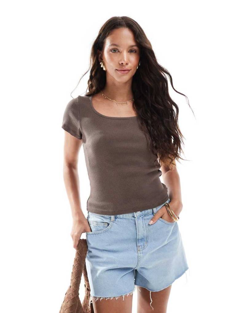 Levi's - Essentail - T-Shirt in Braun mit quadratischem Ausschnitt von Levi's