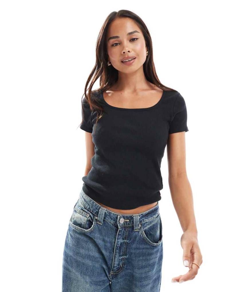 Levi's - Essential - T-Shirt in Schwarz mit quadratischem Ausschnitt von Levi's