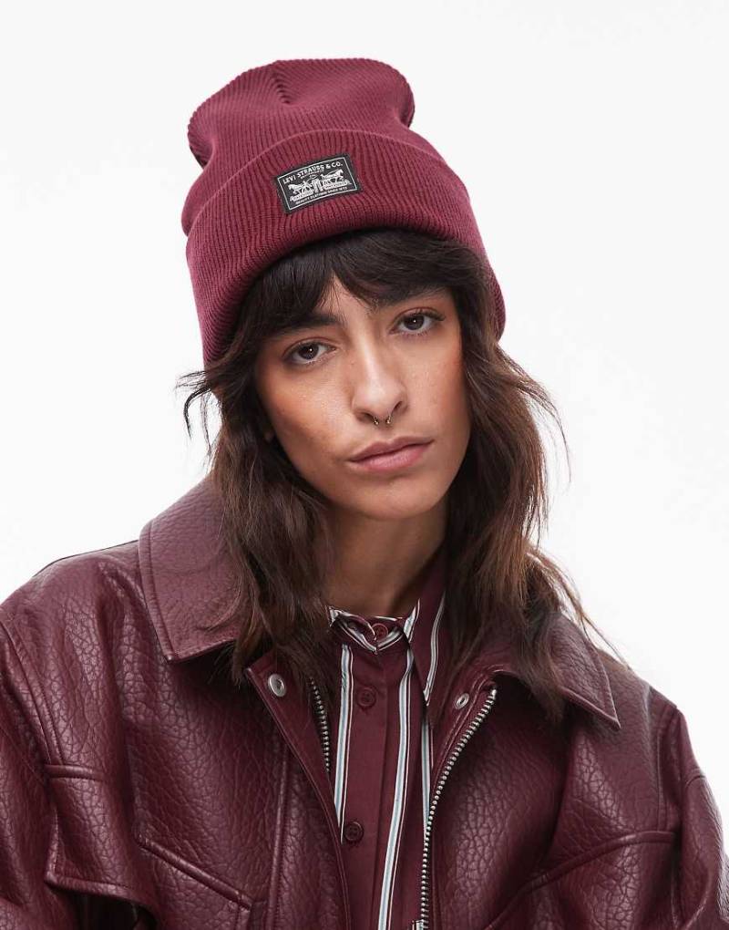 Levi's - Gerippte Strickmütze in Burgunderrot mit Logo-Etikett von Levi's