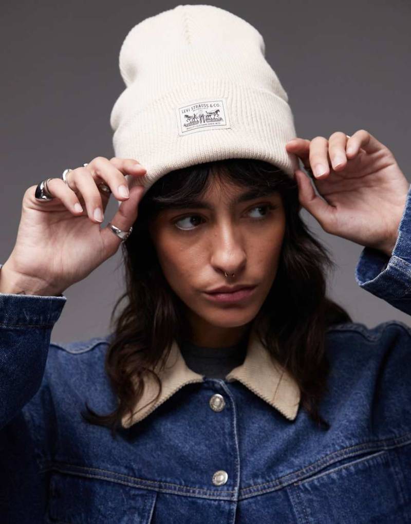 Levi's - Gerippte Strickmütze in Cremeweiß mit Logo-Etikett von Levi's