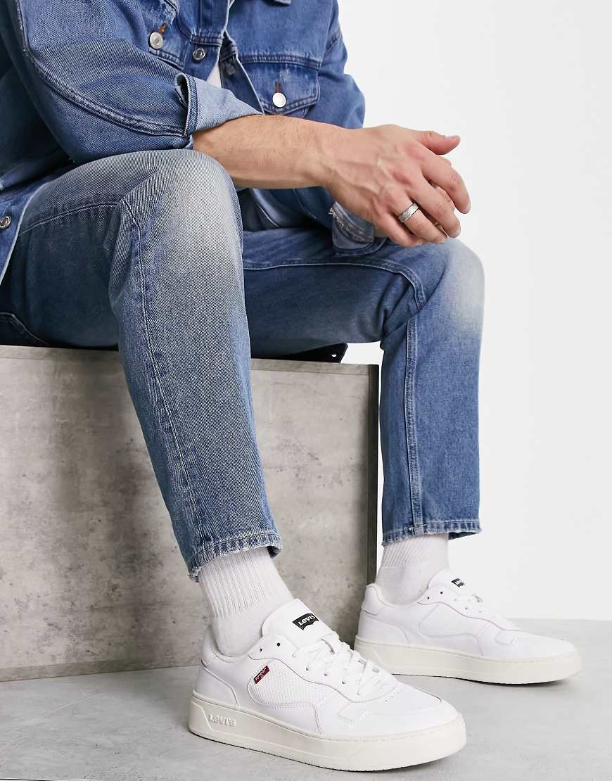 Levi's - Glide - Leder-Sneaker in Weiß mit dicker Sohle und rotem Logoetikett von Levi's