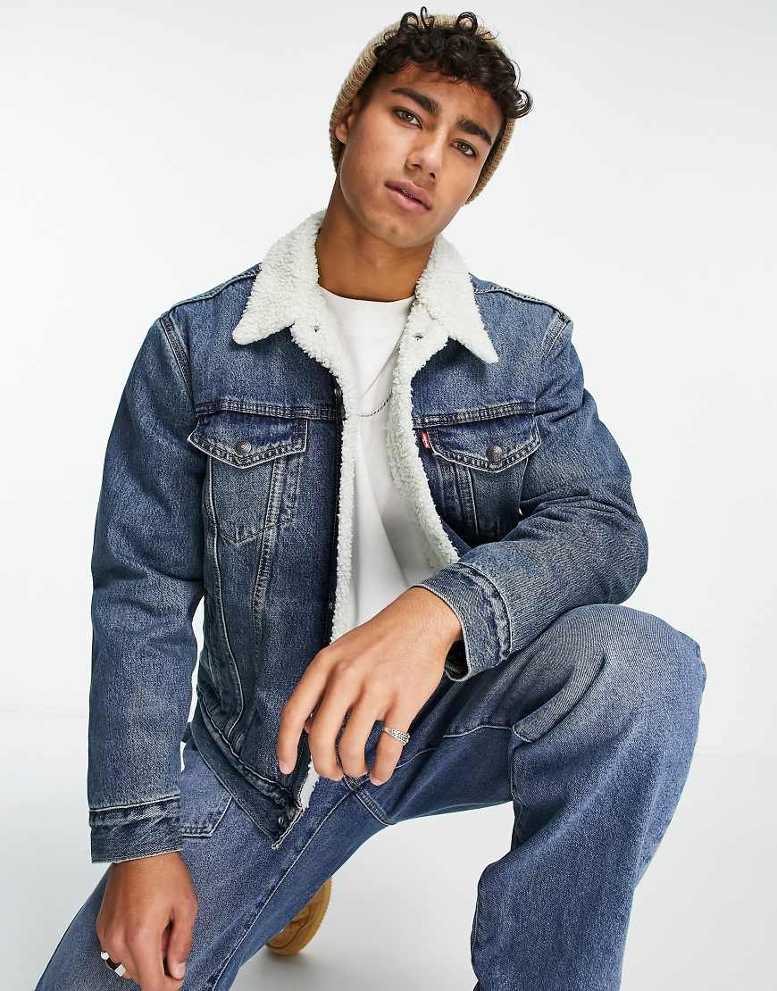 Levi's - Jacke in hellblauer Waschung mit Sherpa-Futter Levi's - Jacke in hellblauer Waschung mit Sherpa-Futter von Levi's