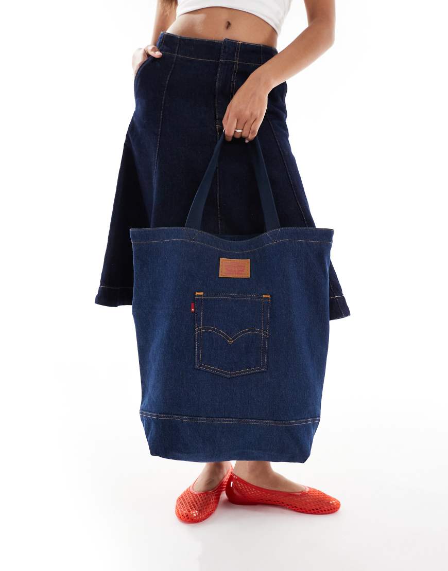 Levi's - Jeans-Tragetasche in Blau mit Gesäßtaschen-Detail von Levi's