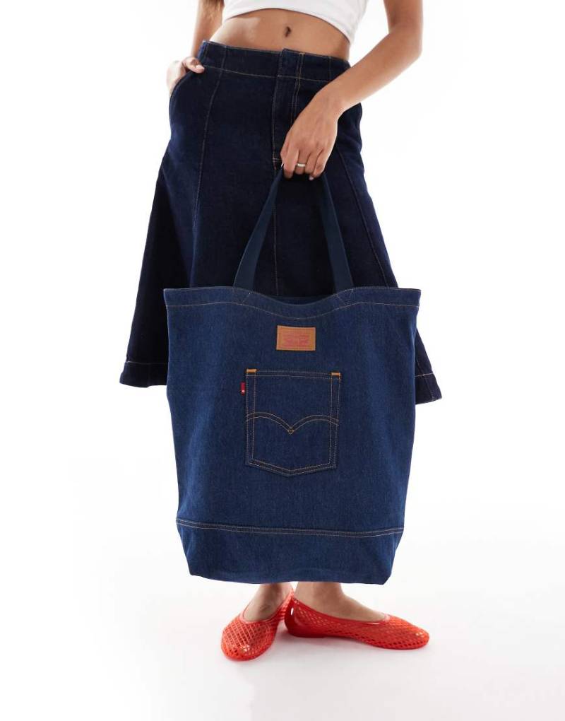 Levi's - Jeans-Tragetasche in Blau mit Gesäßtaschen-Detail von Levi's