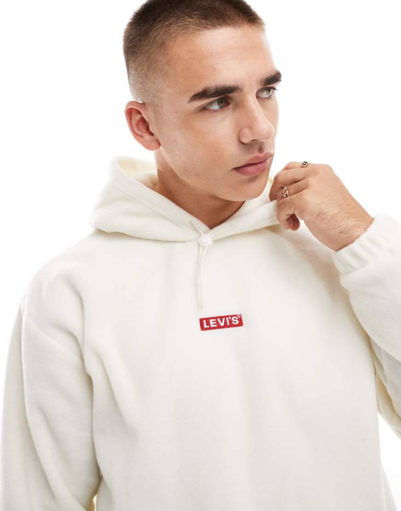 Levi's - Kapuzenpullover aus Fleece in Creme mit zentriertem Logo-Weiß von Levi's