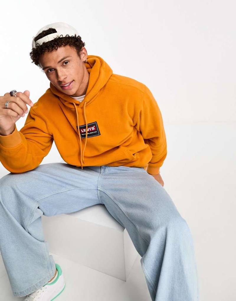 Levi's - Kapuzenpullover aus Fleece in Orange mit mittigem Logo von Levi's