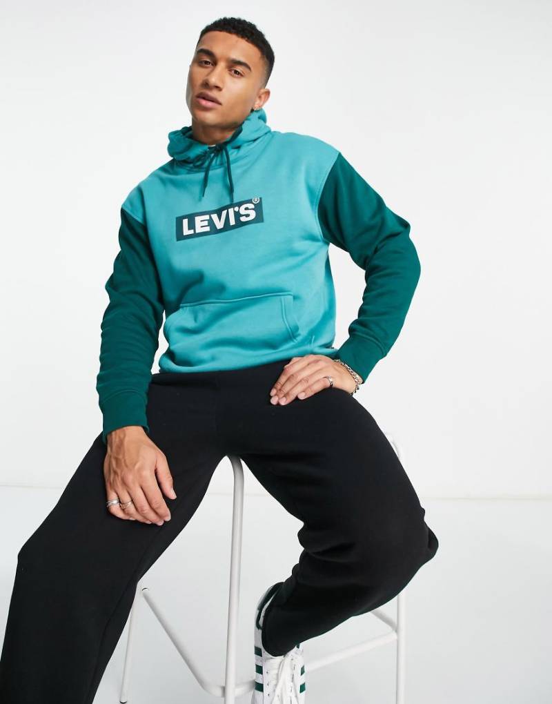 Levi's - Kapuzenpullover in Grün mit mittigem Boxtab-Logo und farblich abgesetzten Ärmeln von Levi's