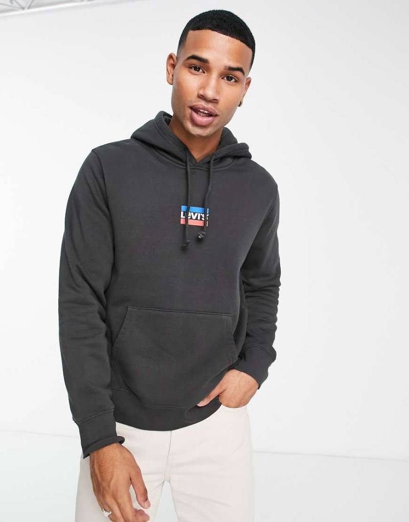 Levi's - Kapuzenpullover in Schwarz mit Sportlogo auf der Brust von Levi's