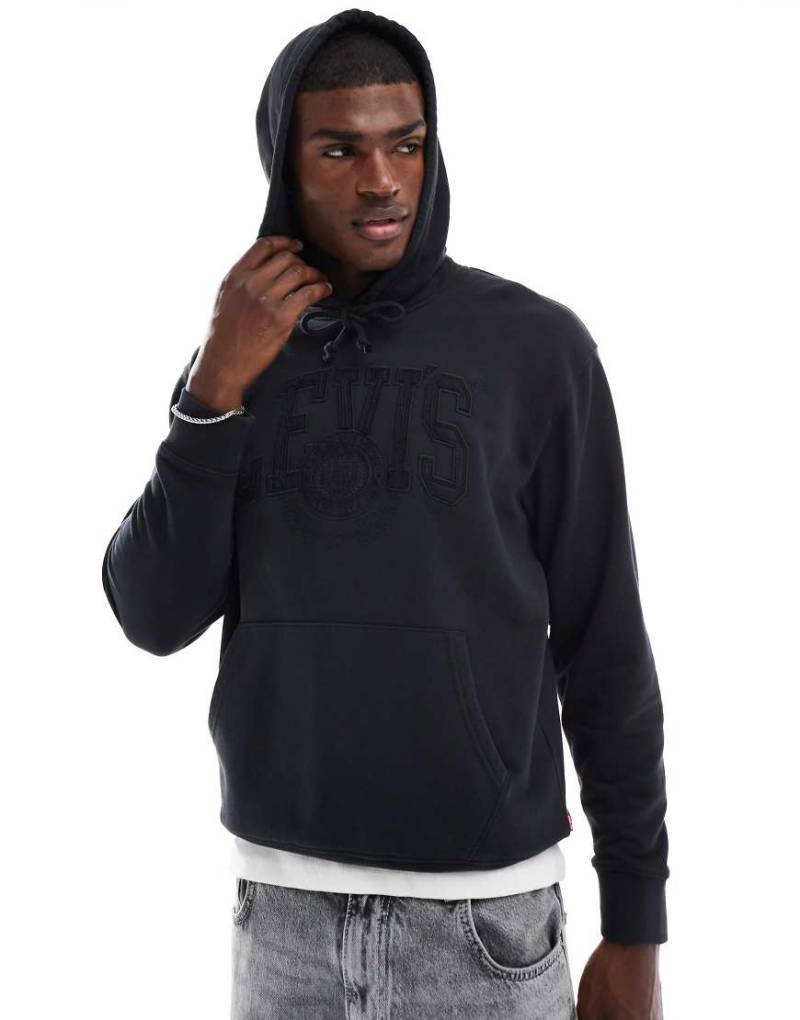Levi's - Kapuzenpullover in Schwarz mit lockerem Schnitt und farblich abgestimmter College-Logoapplikation von Levi's