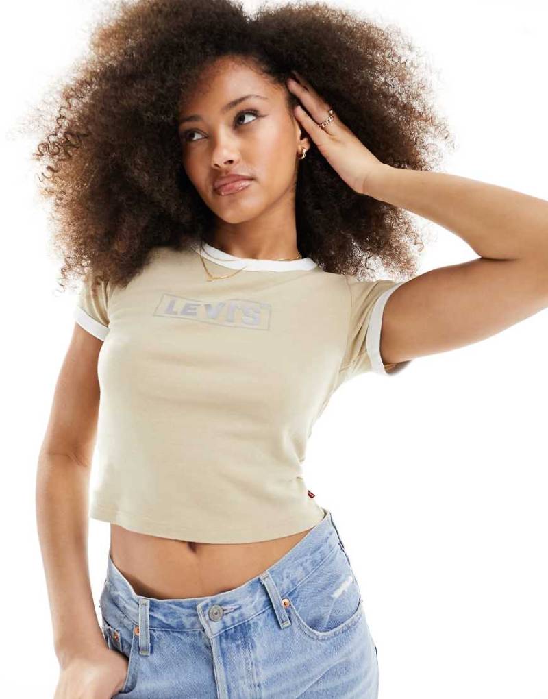 Levi's - Knapp geschnittenes Ringer-T-Shirt in Hellbraun mit reflektierendem Logo von Levi's