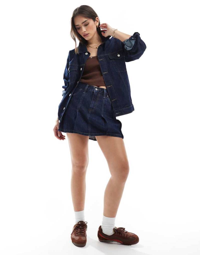 Levi's - Kurzer Jeans-Faltenrock in dunkelblauer Waschung-Marineblau von Levi's