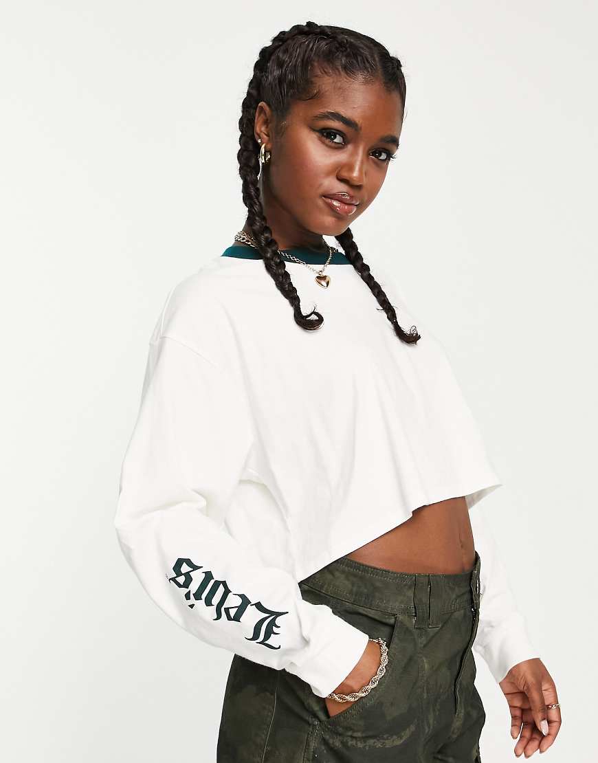 Levi's - Kurzes Langarm-Sweatshirt in Weiß mit Logo-Grafikprint von Levi's