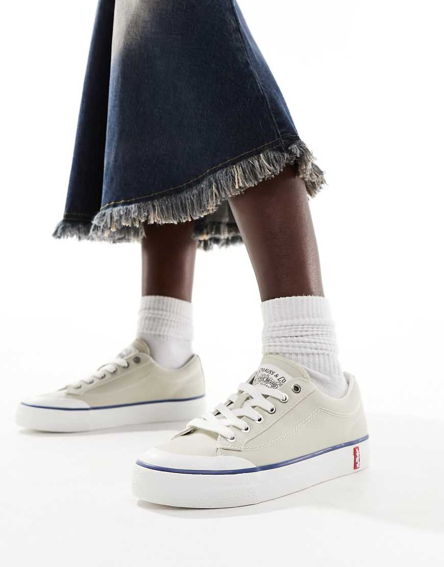 Levi's - LS2 - Sneaker in Cremeweiß mit Logo-Etikett an der Ferse von Levi's