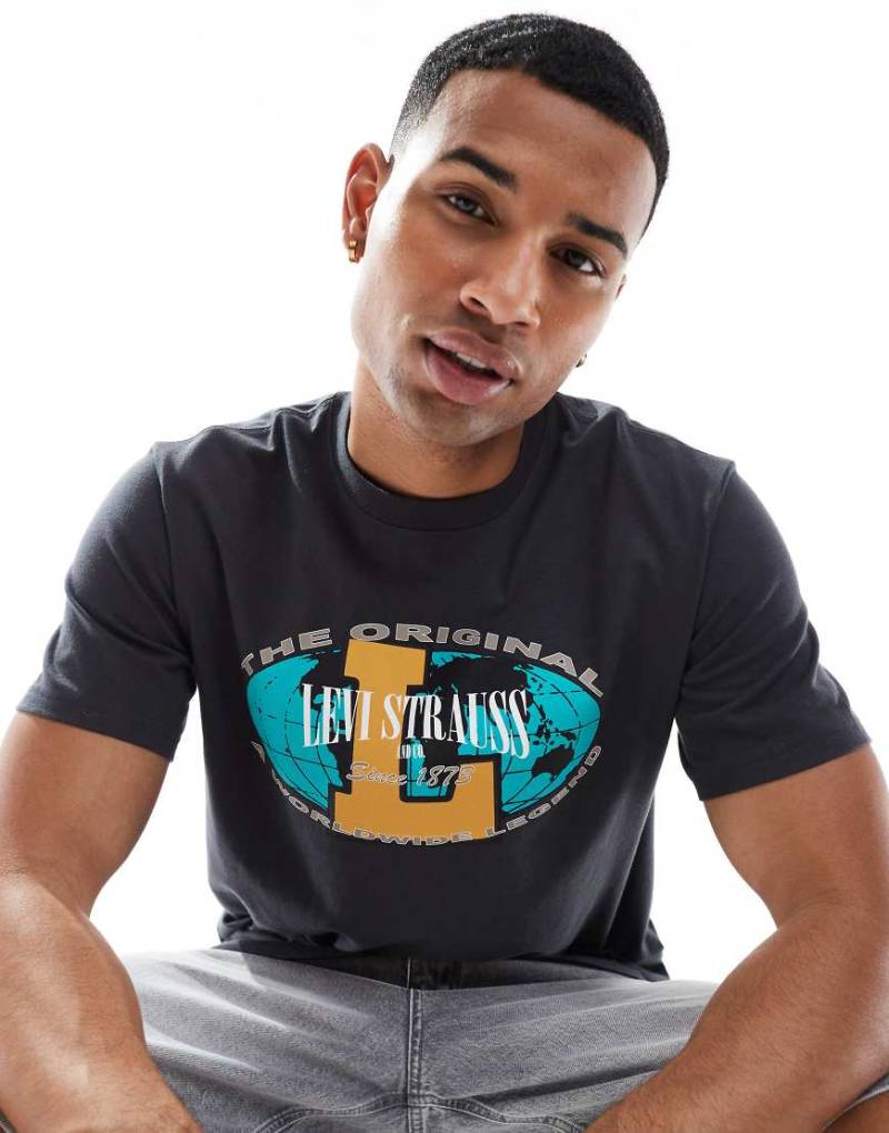 Levi's - Lässig geschnittenes T-Shirt in Schwarz mit World-Legend-Print von Levi's