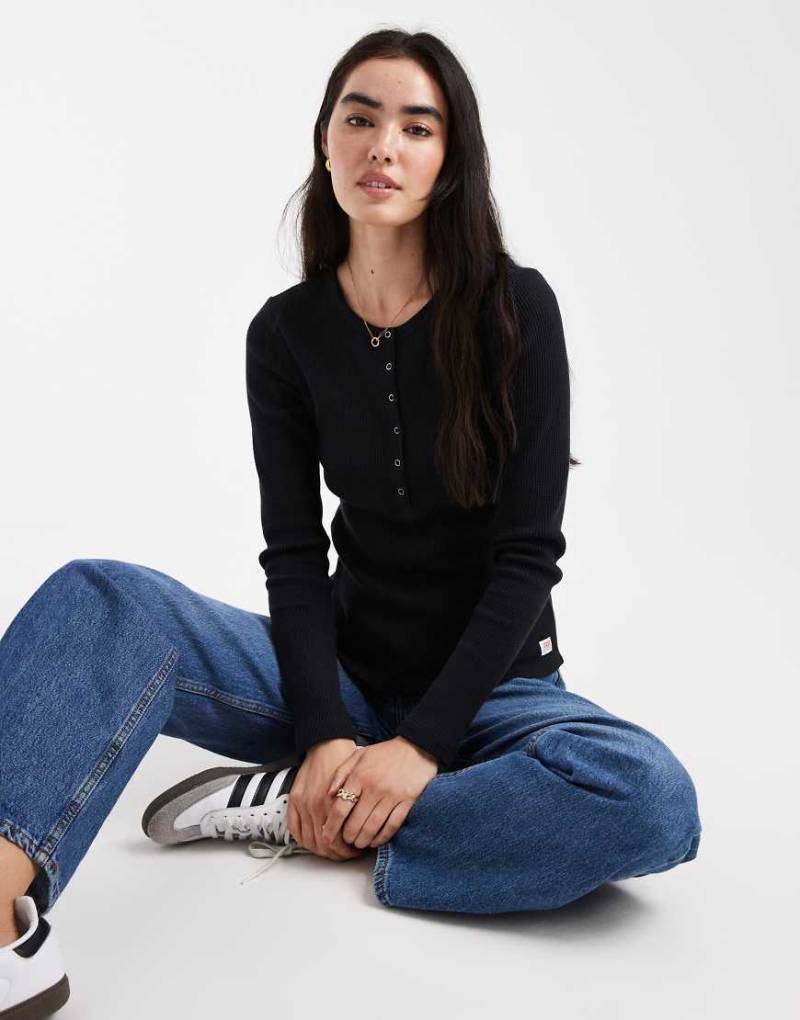 Levi's - Langärmliges Henley-Oberteil in Schwarz mit Waffelstruktur von Levi's