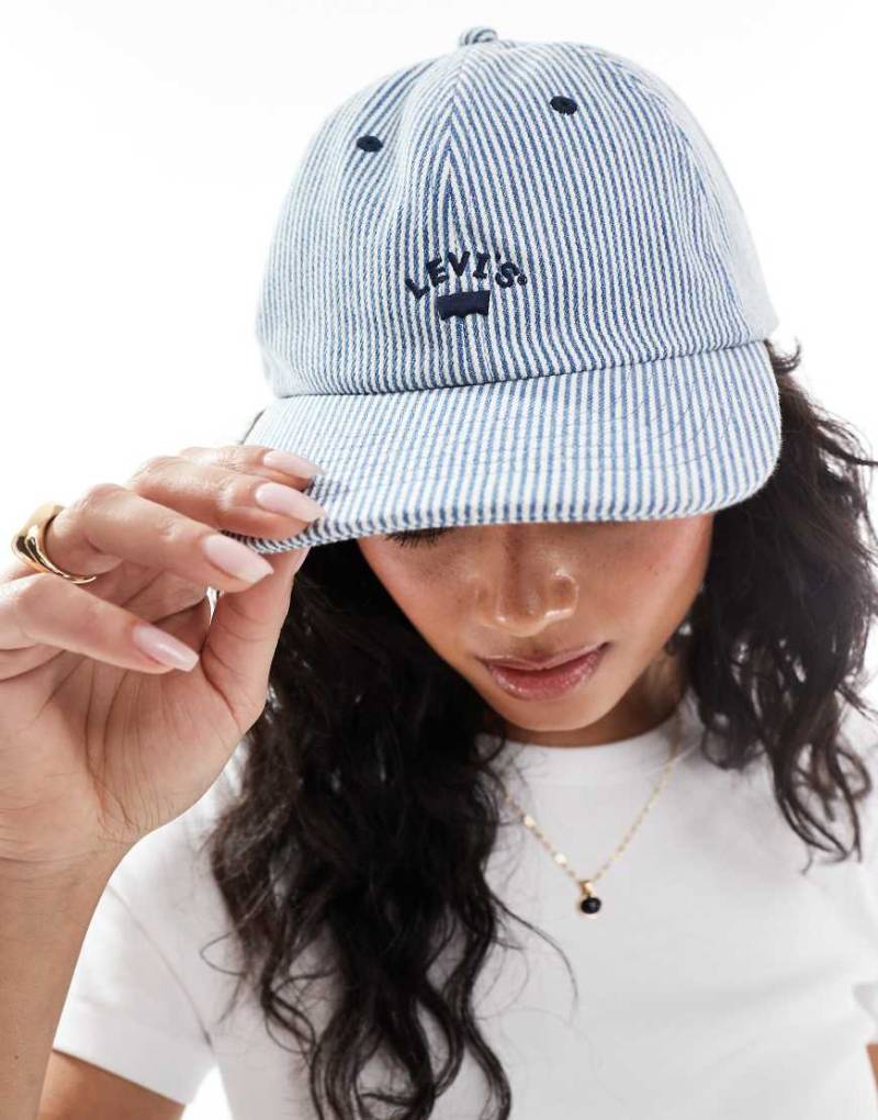 Levi's - Lazy Girl - Kappe in hellem Jeansblau mit kleinem Logo von Levi's