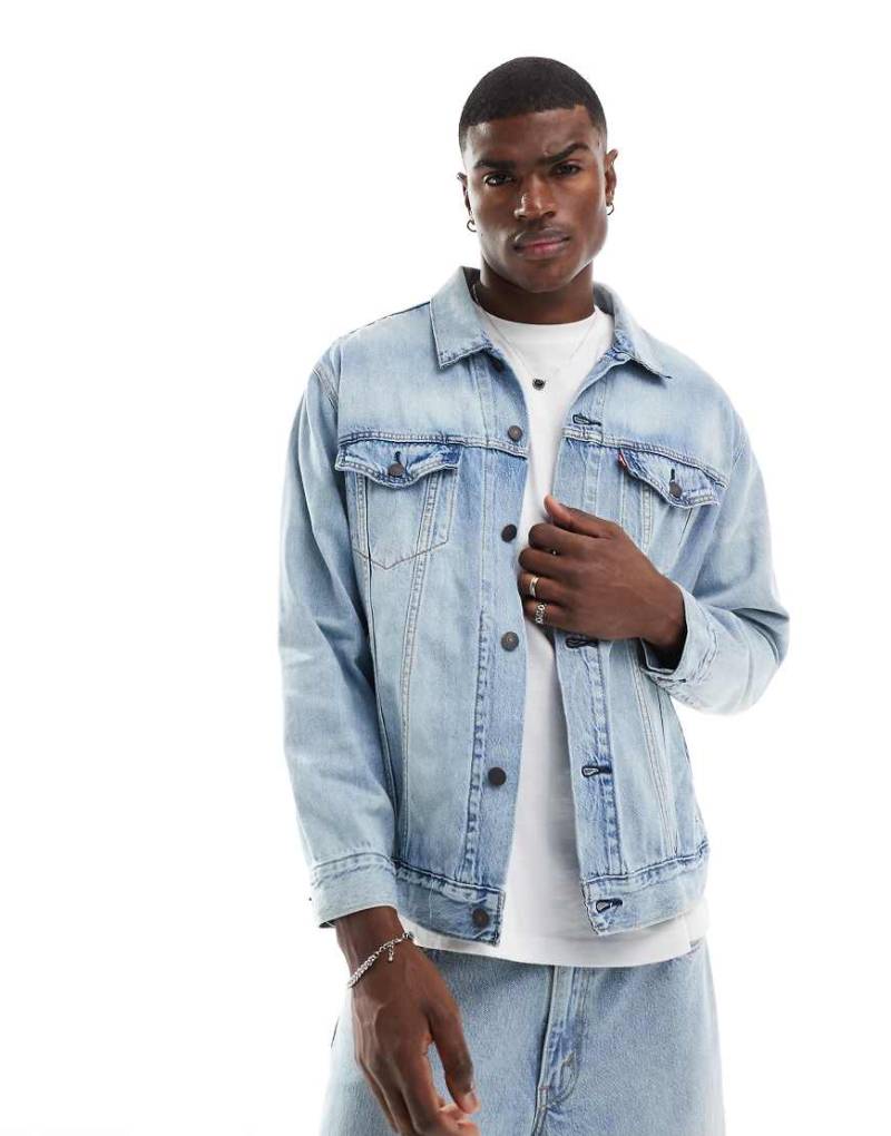 Levi's - Leichte Trucker-Jeansjacke in heller Waschung mit lockerem Schnitt-Blau von Levi's
