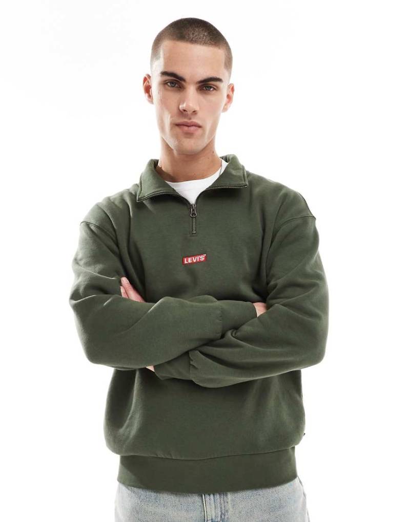 Levi's - Locker geschnittenes Sweatshirt in mittlerem Grün mit mittigem Logo und kurzem Reißverschluss Levi's - Locker geschnittenes Sweatshirt in mittlerem Grün mit mittigem Logo und kurzem Reißverschluss von Levi's