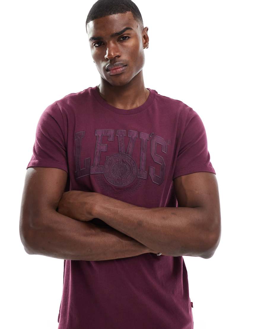 Levi's - Locker geschnittenes T-Shirt in Burgunderrot mit farblich abgestimmter Logo-Applikation im College-Stil von Levi's