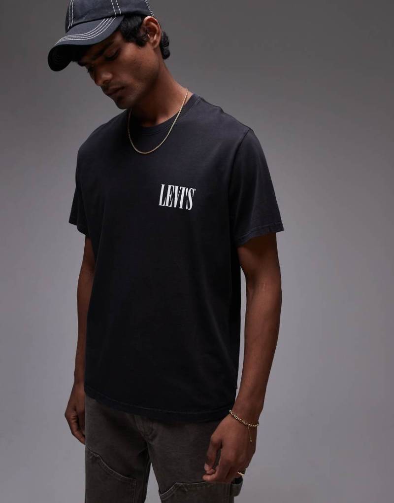 Levi's - Locker geschnittenes T-Shirt in Schwarz mit Serifen-Logo von Levi's