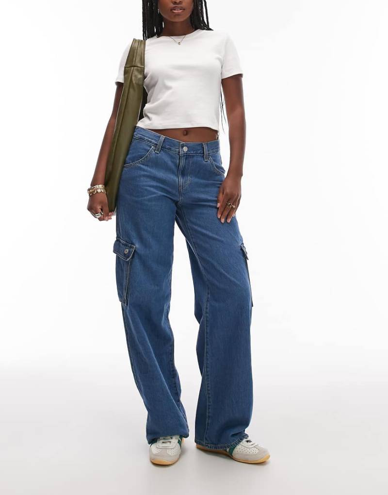 Levi's - Lockere Cargo-Jeans in Mittelblau mit sehr niedrigem Bund von Levi's