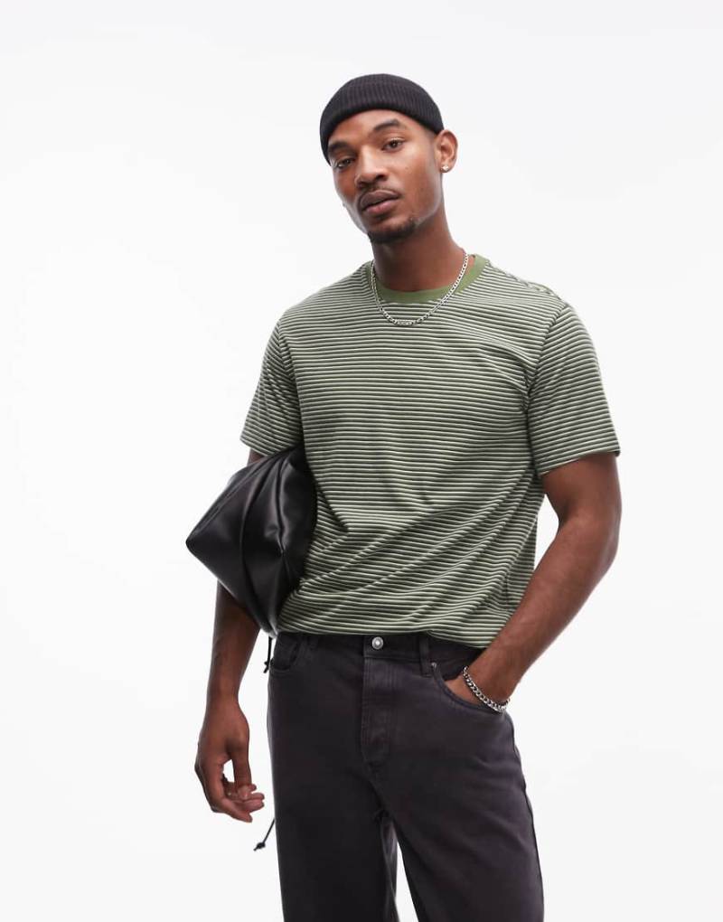 Levi's - Mainline - The Essential - Gestreiftes T-Shirt in Mittelgrün mit lockerem Schnitt von Levi's