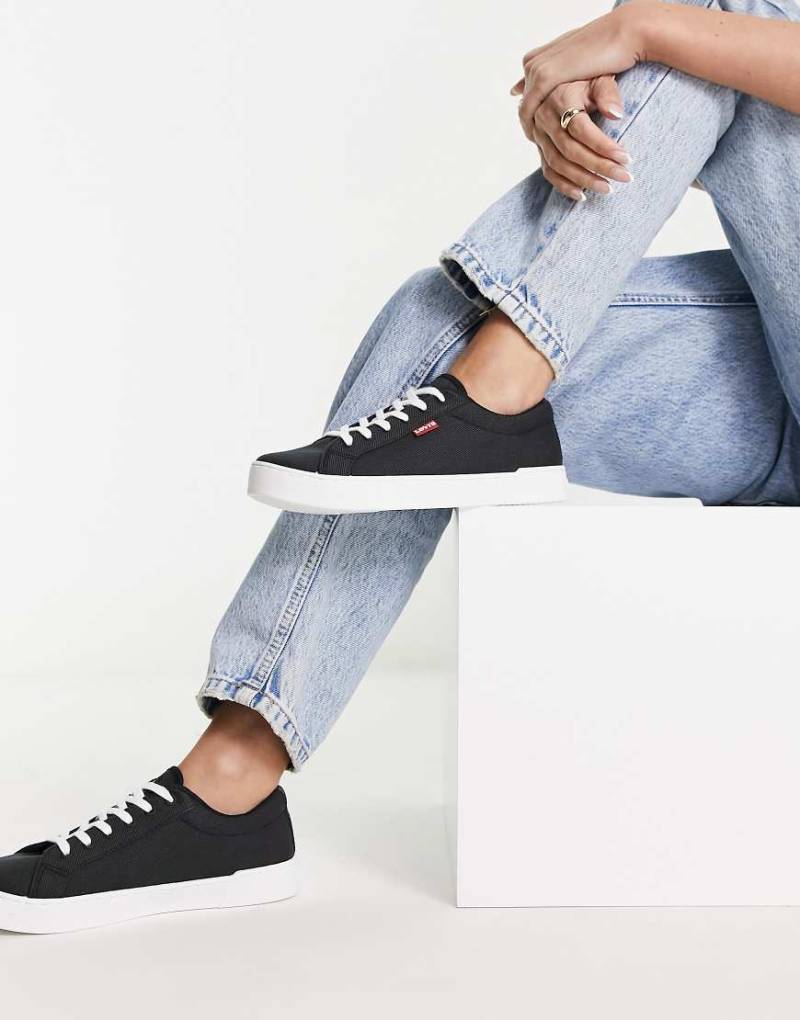 Levi's - Malibu - Sneaker in Schwarz mit Logo-Etikett in Rot von Levi's