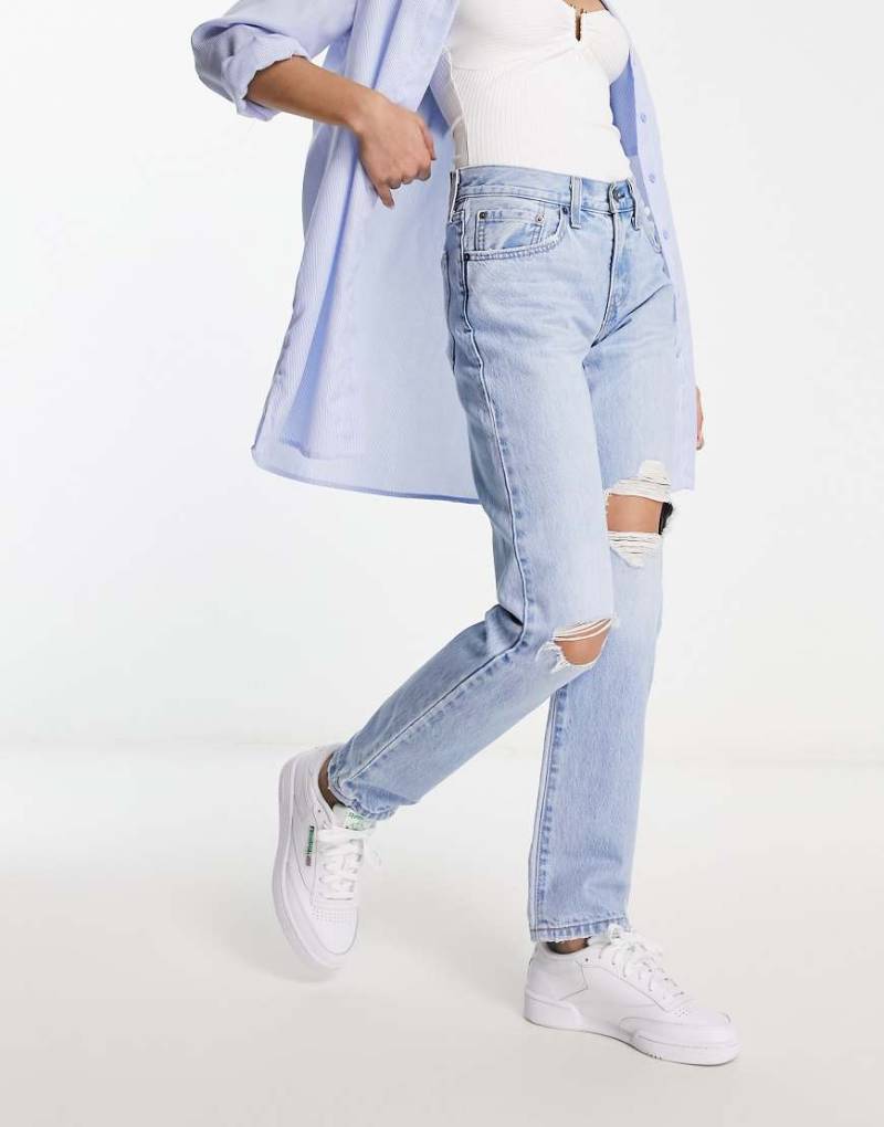 Levi's - Middy - Jeans in heller Waschung mit geradem Bein und Zierriss an den Knien-Blau von Levi's