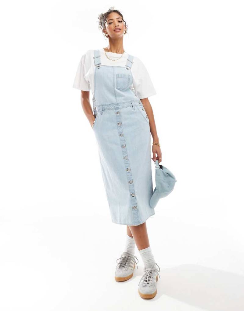 Levi's - Midi-Latzkleid aus Denim in Hellblau von Levi's