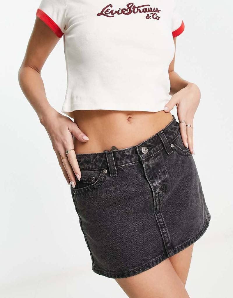 Levi's - Mini-Jeansrock in verwaschenem Schwarz mit A-Linien-Schnitt von Levi's