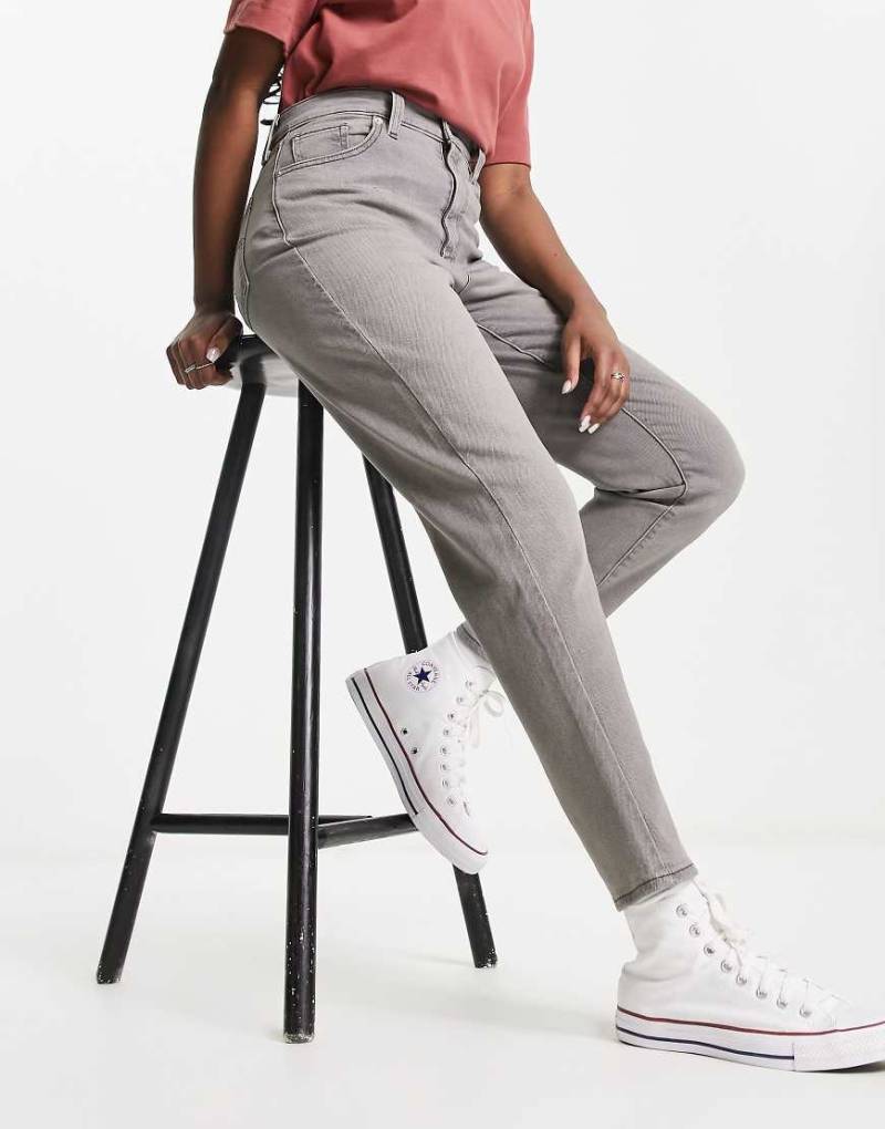 Levi's - Mom-Jeans in grauer Waschung mit hohem Bund von Levi's
