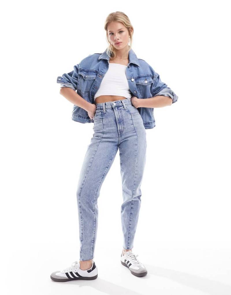 Levi's - Mom-Jeans in hellblauer Waschung mit hohem Bund von Levi's