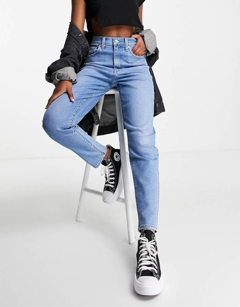Levi's - Mom-Jeans mit hohem Bund in mittlerer Waschung-Blau von Levi's