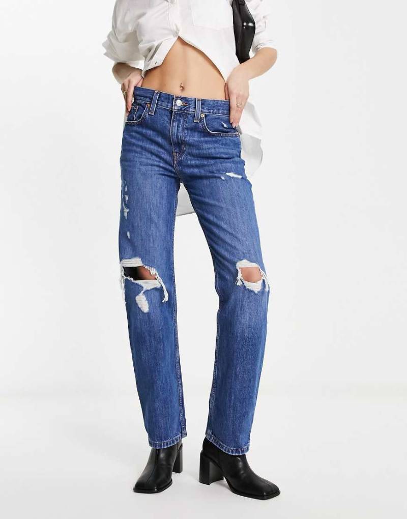Levi's - Mom-Jeans mit niedrigem Bund und Used-Optik in dunkelblauer Waschung-Marineblau von Levi's