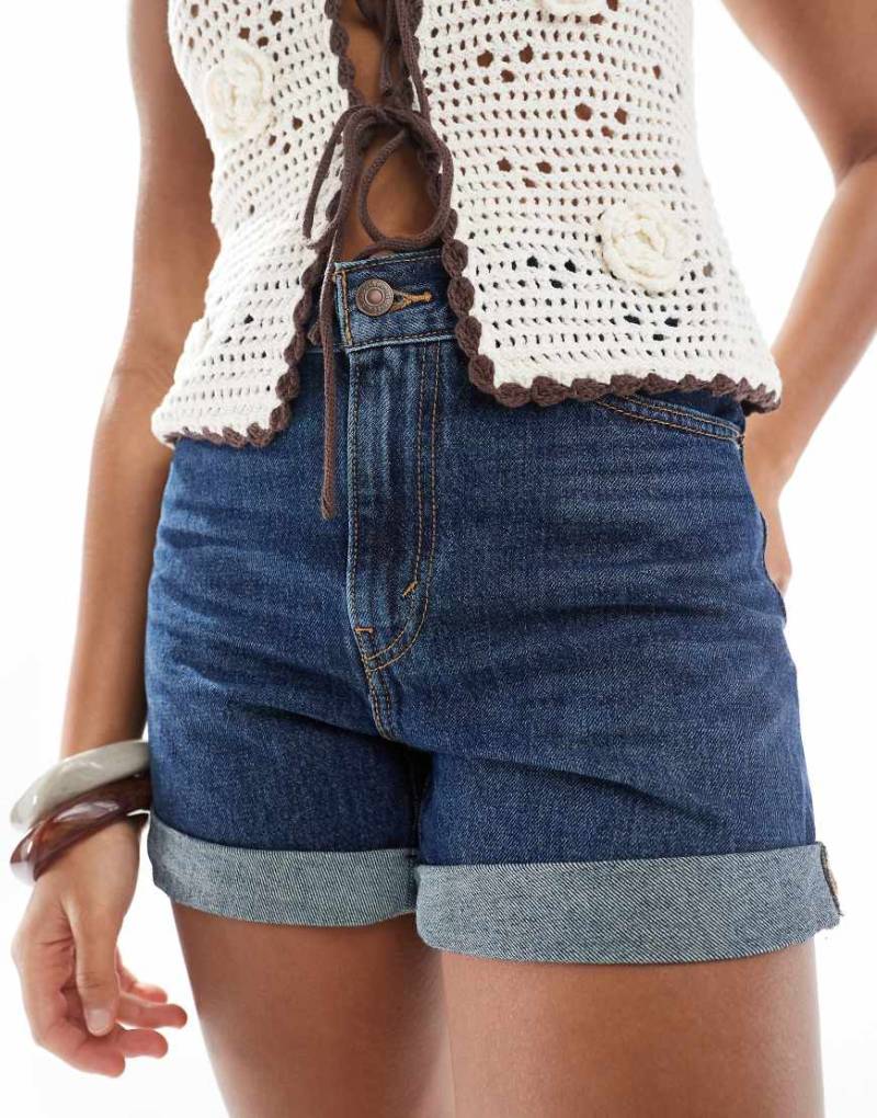 Levi's - Mom-Shorts in Mittelblau mit Umschlag-Design der 80er von Levi's