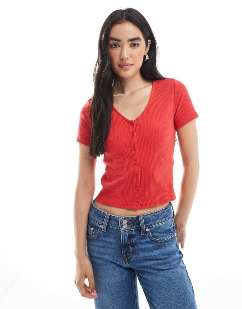 Levi's - Muse - Kurzärmliges T-Shirt in Rot mit durchgehender Knopfleiste von Levi's