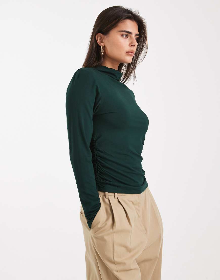 Levi's - Nina - Langärmliges, hochgeschlossenes Shirt in Grün Levi's - Nina - Langärmliges, hochgeschlossenes Shirt in Grün von Levi's