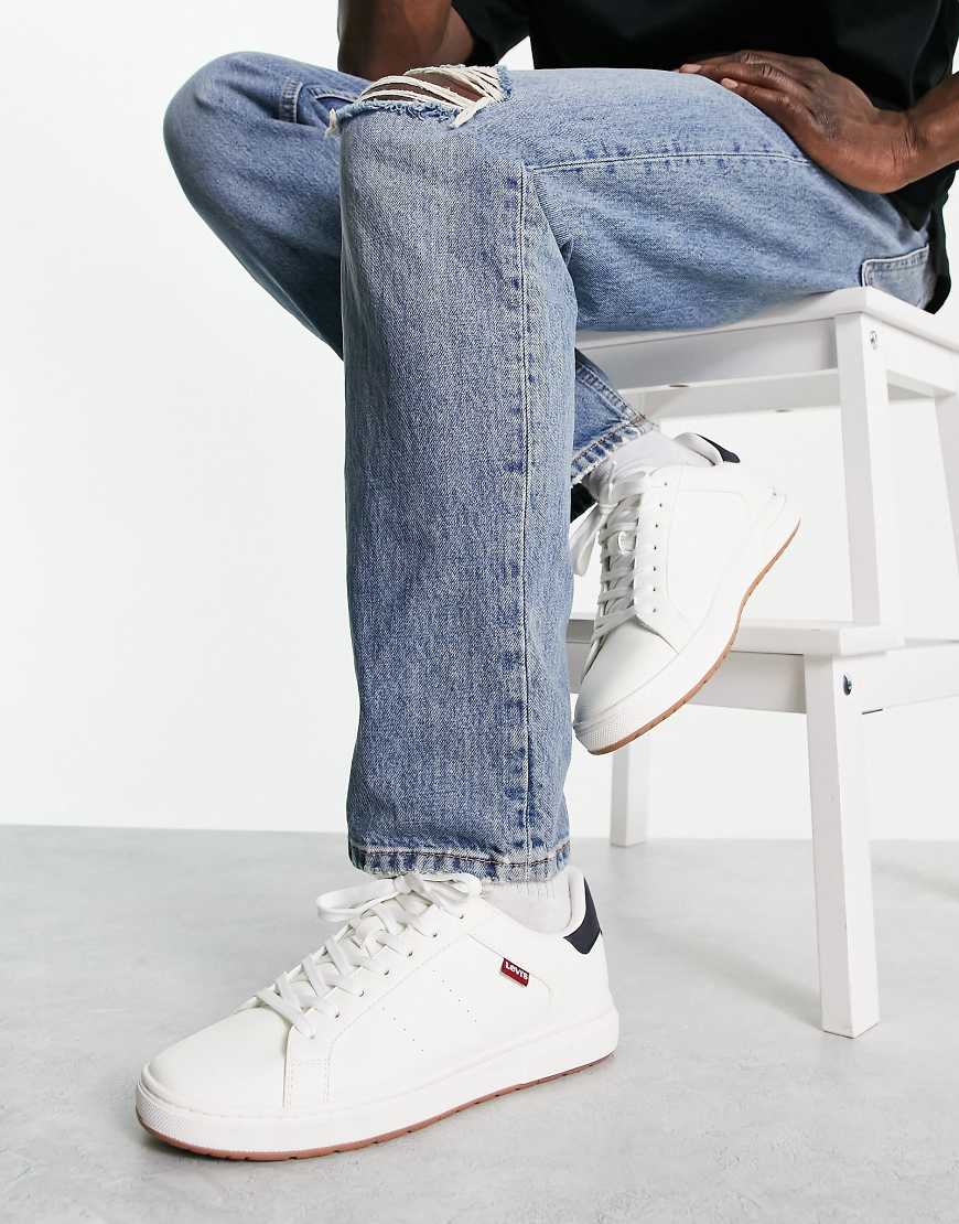Levi's - Piper - Sneaker in Weiß mit rotem Etikett von Levi's