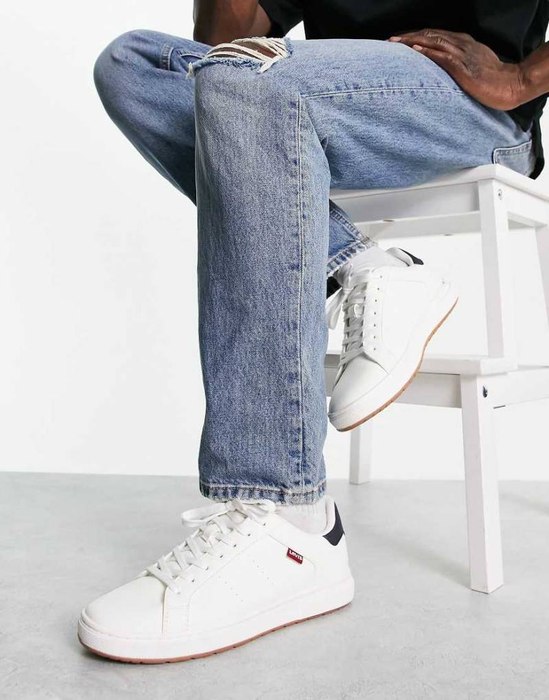 Levi's - Piper - Sneaker in Weiß mit rotem Etikett von Levi's