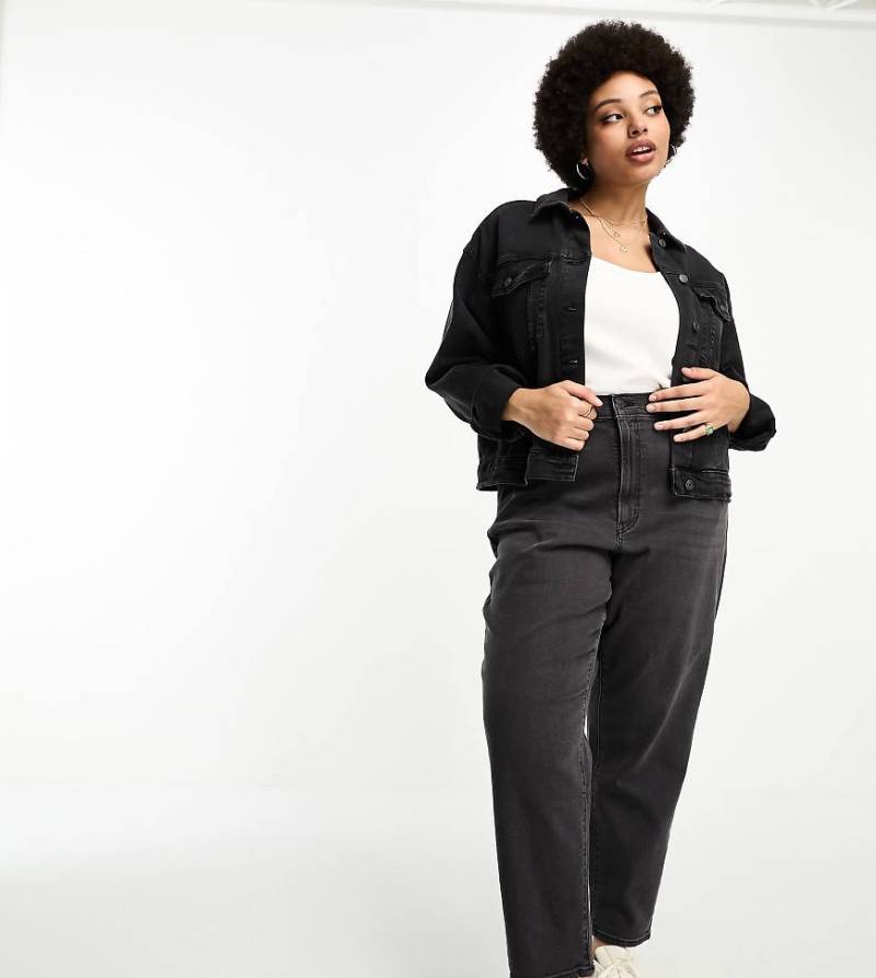 Levi's Plus - Mom-Jeans in verwaschenem Schwarz mit hohem Bund von Levi's