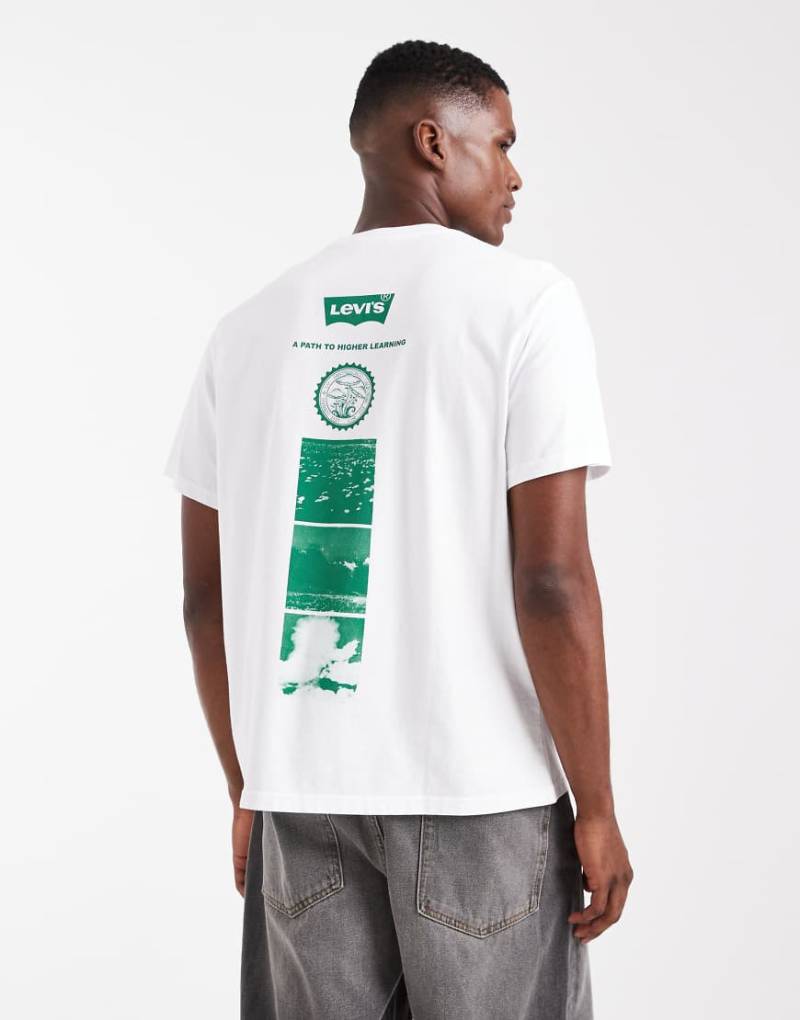 Levi's - Relaxed Fit T-Shirt in Weiß mit Field Trip-Rückenprint von Levi's
