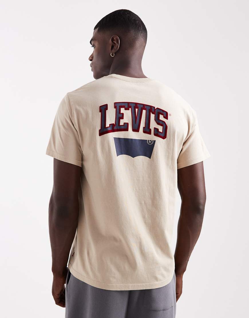 Levi's - Relaxed Fit T-Shirt in Weiß mit Rückenprint im College-Stil von Levi's