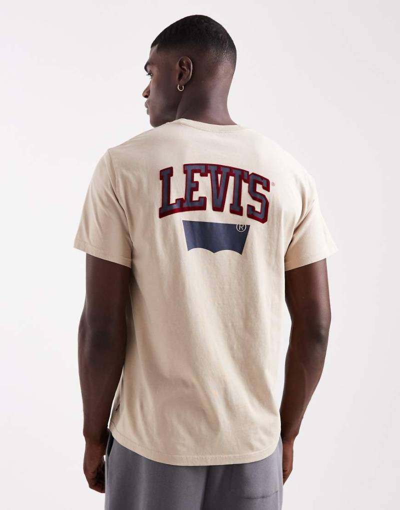 Levi's - Relaxed Fit T-Shirt in Weiß mit Rückenprint im College-Stil von Levi's